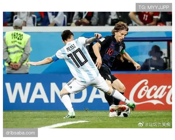 在控球体系下莫德里奇与伊涅斯塔中场分布出现偏移